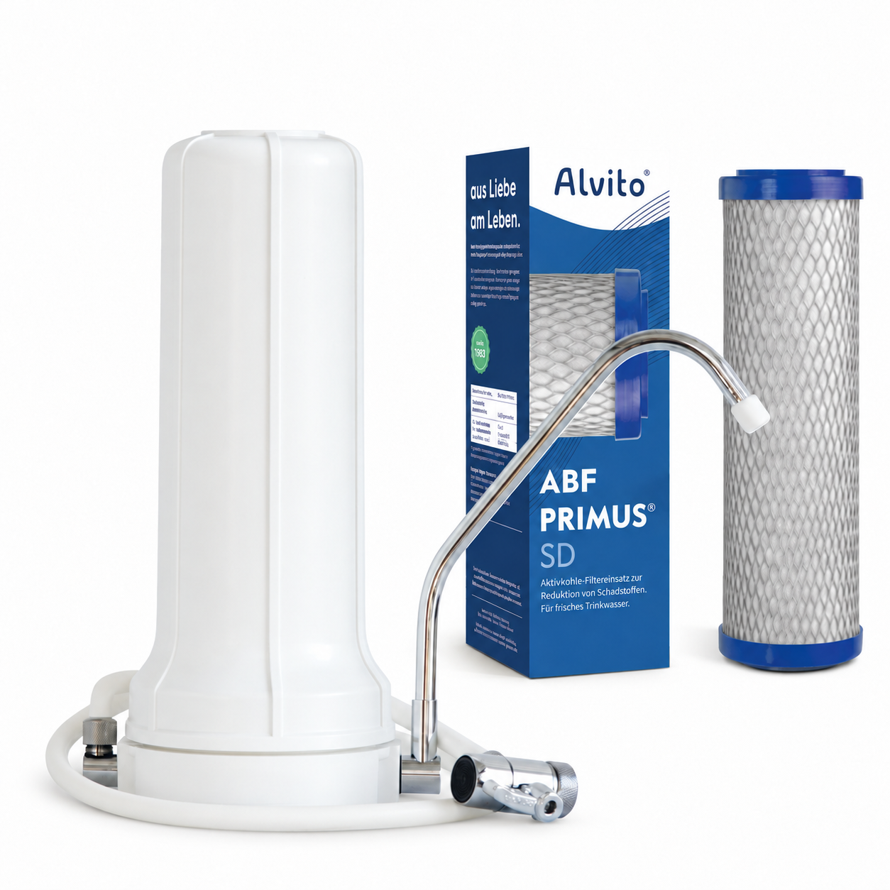 Alvito Auftischfilter Pure SD mit weißem Filtergehäuse, Edelstahl-Auslaufhahn, Anschlussschlauch und Umlenkventil, daneben ABF Primus SD Aktivkohle-Filtereinsatz mit blau-weißer Originalverpackung.